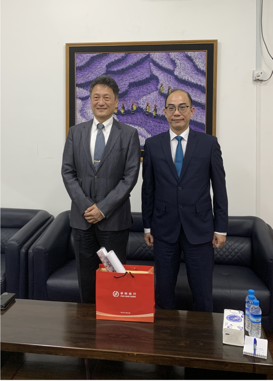 華南商業銀行仰光代表人辦事處新任宋開濟首席代表，於11月30日拜會駐緬甸代表處周中興大使，就緬甸之政經濟情勢交換意見。