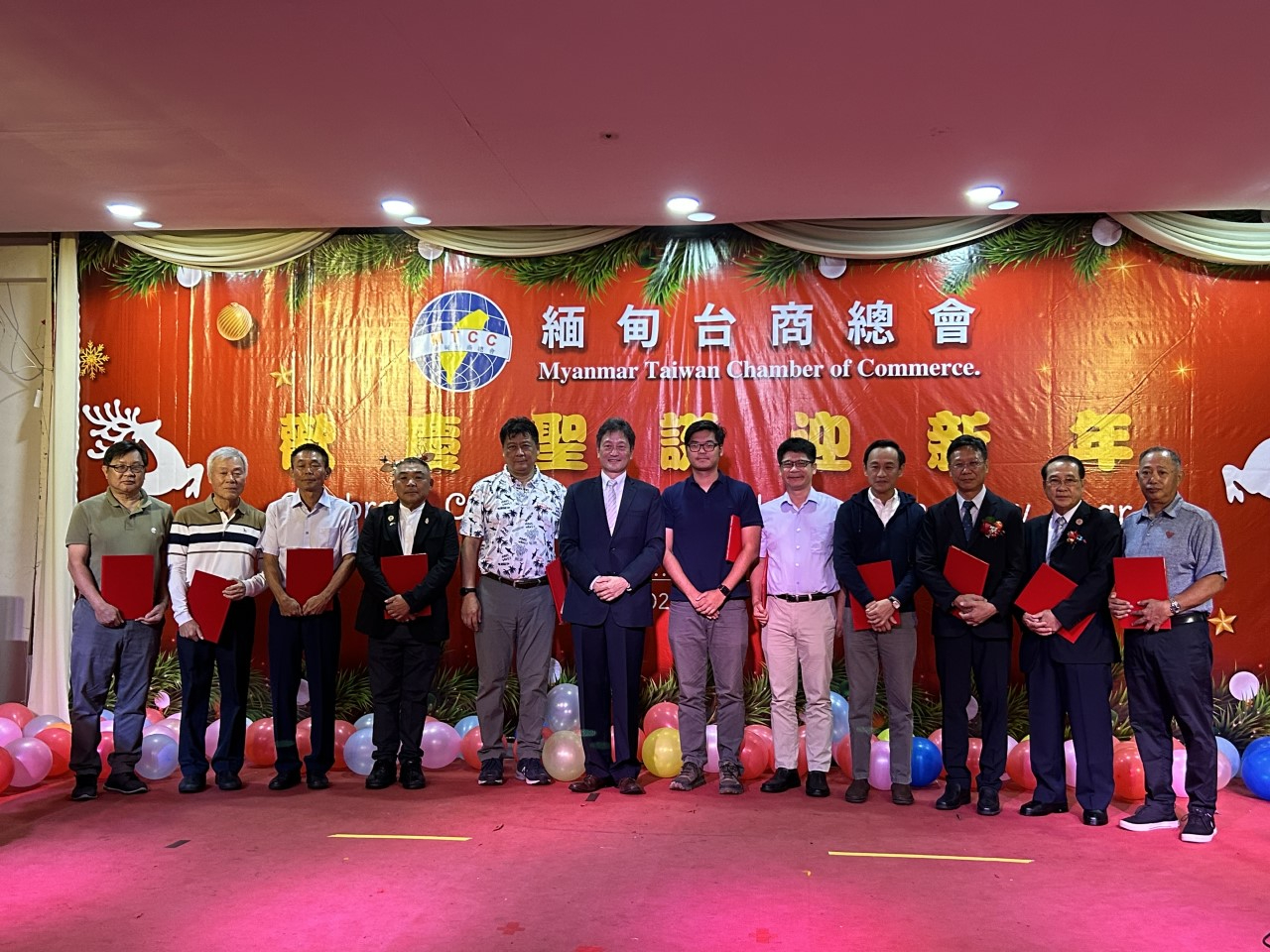 2023.12.23緬甸臺商總會歡慶聖誕迎新年周大使與高球賽得獎者合影(2)