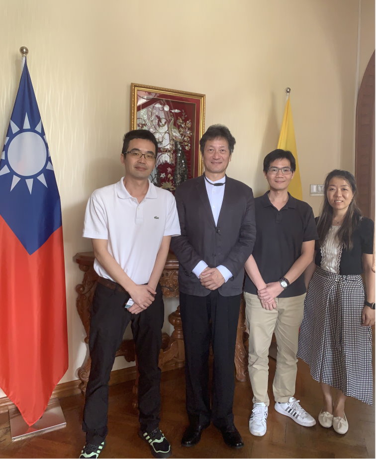 緬甸寶成公司邱浩朕經理偕同仁李文豪經理與張財美小姐，於1月23日拜會駐緬甸代表處周中興大使，就緬甸政經概況以及該公司在緬營運現況等議題交換意見。