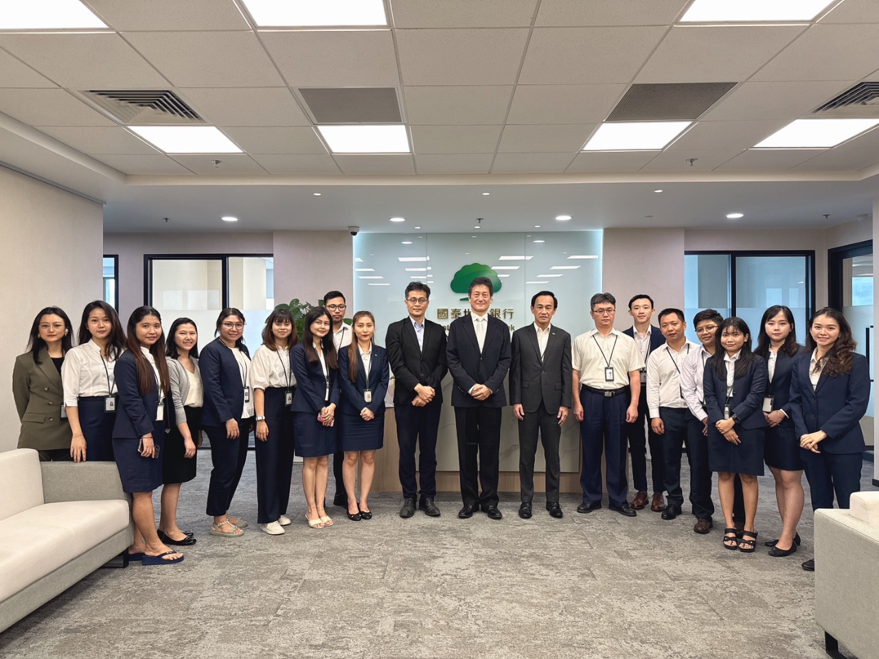 駐緬甸代表處周中興大使偕經濟組陳伯彰組長，於6月25日參訪國泰世華銀行仰光分行，除參觀該行的工作環境，瞭解營運現況，並與潘崇恩行長會晤，就近期緬甸重要金融議題交換意見。