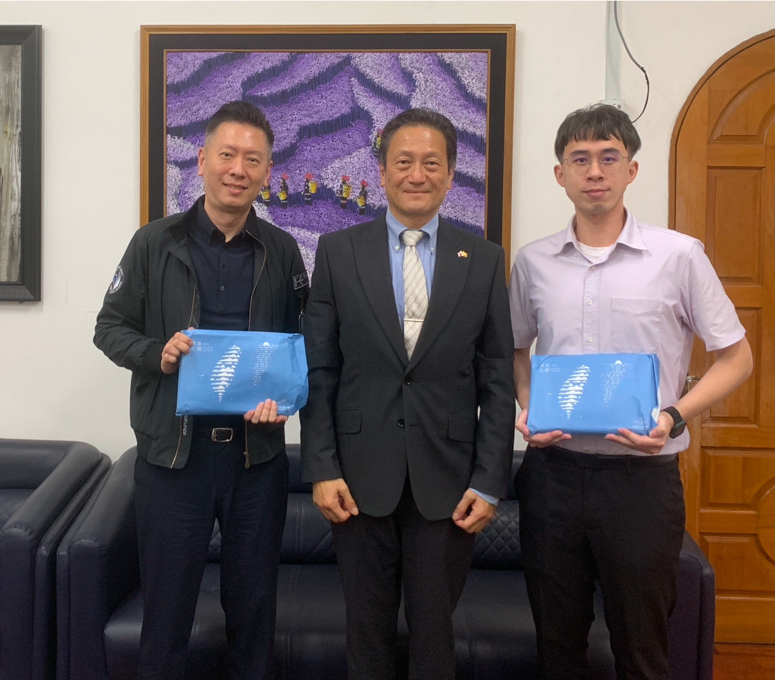 中華航空公司緬甸分公司新任吳國平總經理於1月3日拜會駐緬甸代表處周中興大使，就緬甸現況與未來臺緬航班之規劃交換意見。