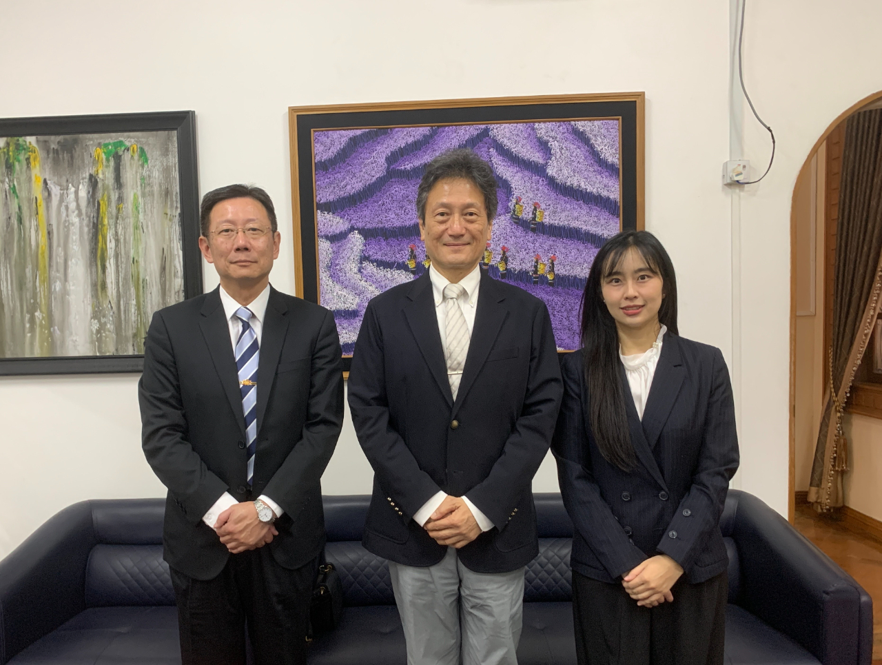 元大銀行仰光代表人辦事處朱挺儀首席代表偕李枝銀副代表，於1月10日拜會駐緬甸代表處周中興大使，就緬甸情勢以及在緬營運現況等議題交換意見。