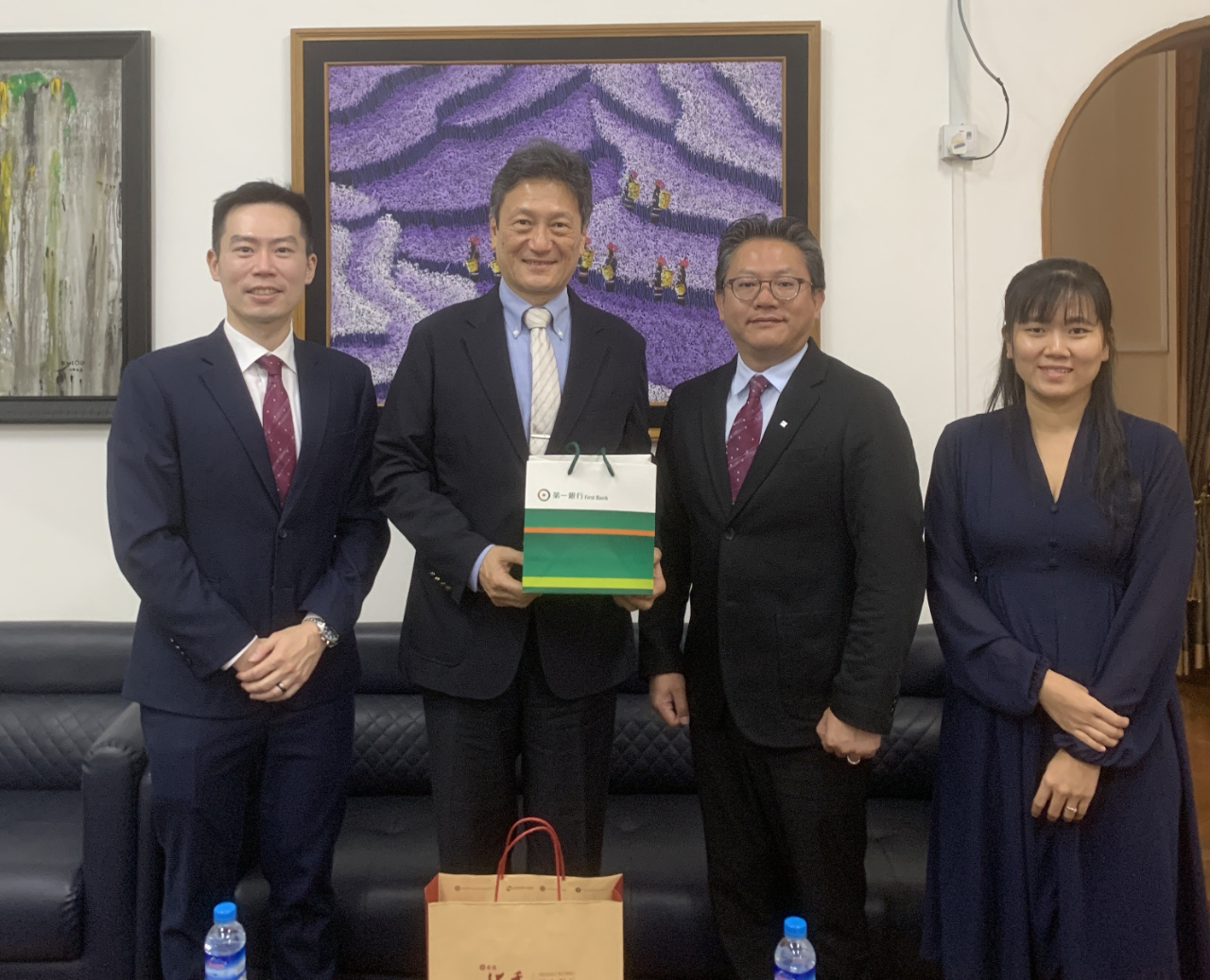 第一銀行仰光代表辦事處新任的陳宥丞首席代表與一銀寮國永珍分行的陳師群經理，於3月5日拜會駐緬甸代表處周中興大使，就緬甸政經現況等議題交換意見。