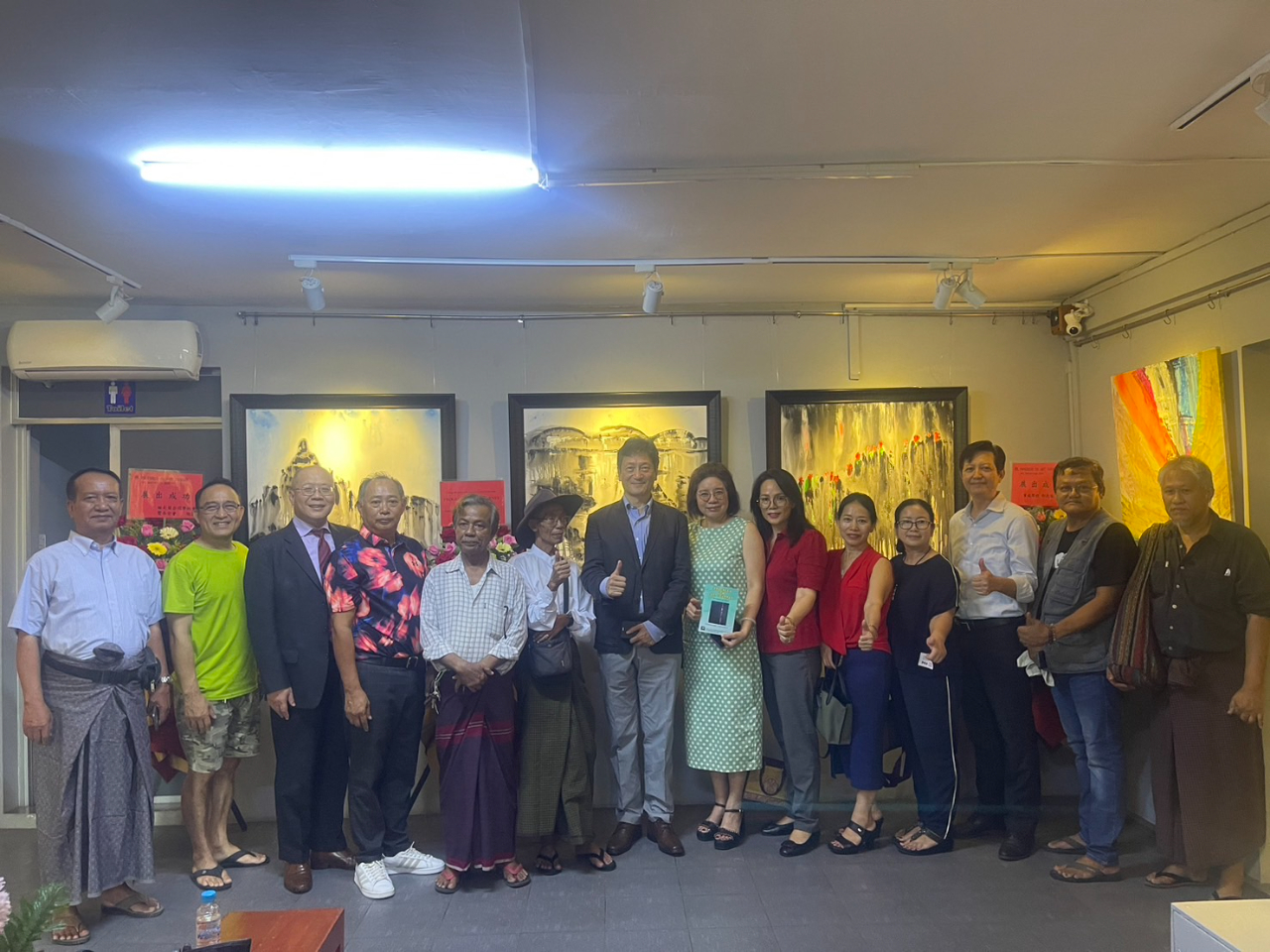 113 年 3 月 29 日本處周大使參加「Progress on Art Journey:Art Exhibition 2024」緬甸畫展開幕。