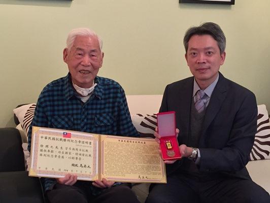 2月17日李志強處長代頒贈「中華民國抗戰勝利紀念章」予徐潤之先生
