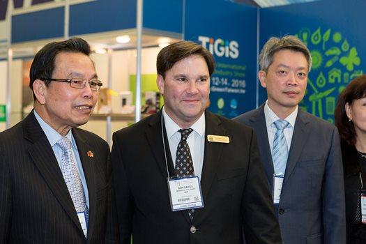 駐溫哥華辦事處李志強處長陪同吳大使歡迎參加開幕貴賓