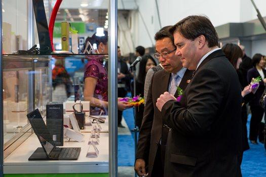 吳大使與聯邦眾議員Don Davies參觀台灣館展出