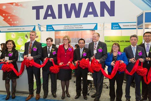 駐加拿大台北經濟文化代表處吳榮泉大使主持台灣館開幕剪綵儀式
