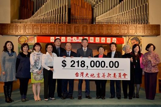 2月28日大溫哥華地區僑界舉辦「台灣台南大地震賑災募款會」活動，現場共募得加幣218,000元。左3起僑務促進委員張健理、共同主席蔡銀子、大溫哥華台灣同鄉會會長江許山、共同主席柯江忠、駐溫哥華辦事處李志強處長、台加文化協會理事長廖純如、加拿大卑詩省台灣商會會長孫光芬。右1台加文化協會執行長陳慧中。右2僑務委員吳麗珍。