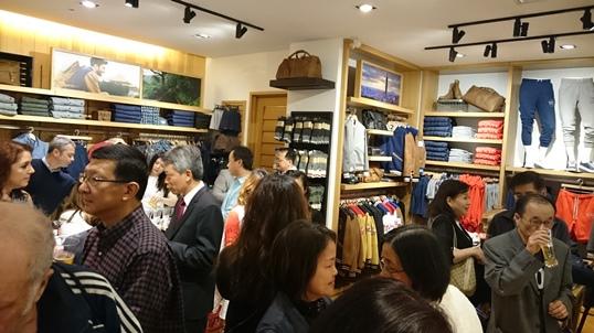 場內佈置101大樓及茶園等多幅台灣風景照片