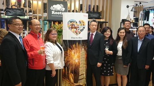 李處長與溫哥華代理市長Raymond Louie(左1)、副市長Heather Deal(左3)、本拿比市議員康安禮(左6)及僑領出席酒會