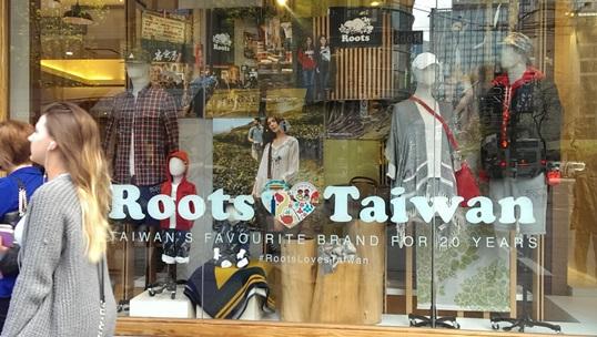 溫哥華市中心旗艦店櫥窗以「Roots Love Taiwan」為主題