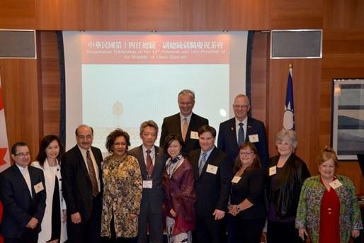 李志強處長夫婦與加拿大聯邦眾議員Hedy Fry(左4)及Don Davies(右4)，卑詩省助理副議長Raj Chouhan(左3)及多位省議員、溫哥華副市長Heather Deal(右3)等在慶祝茶會合影