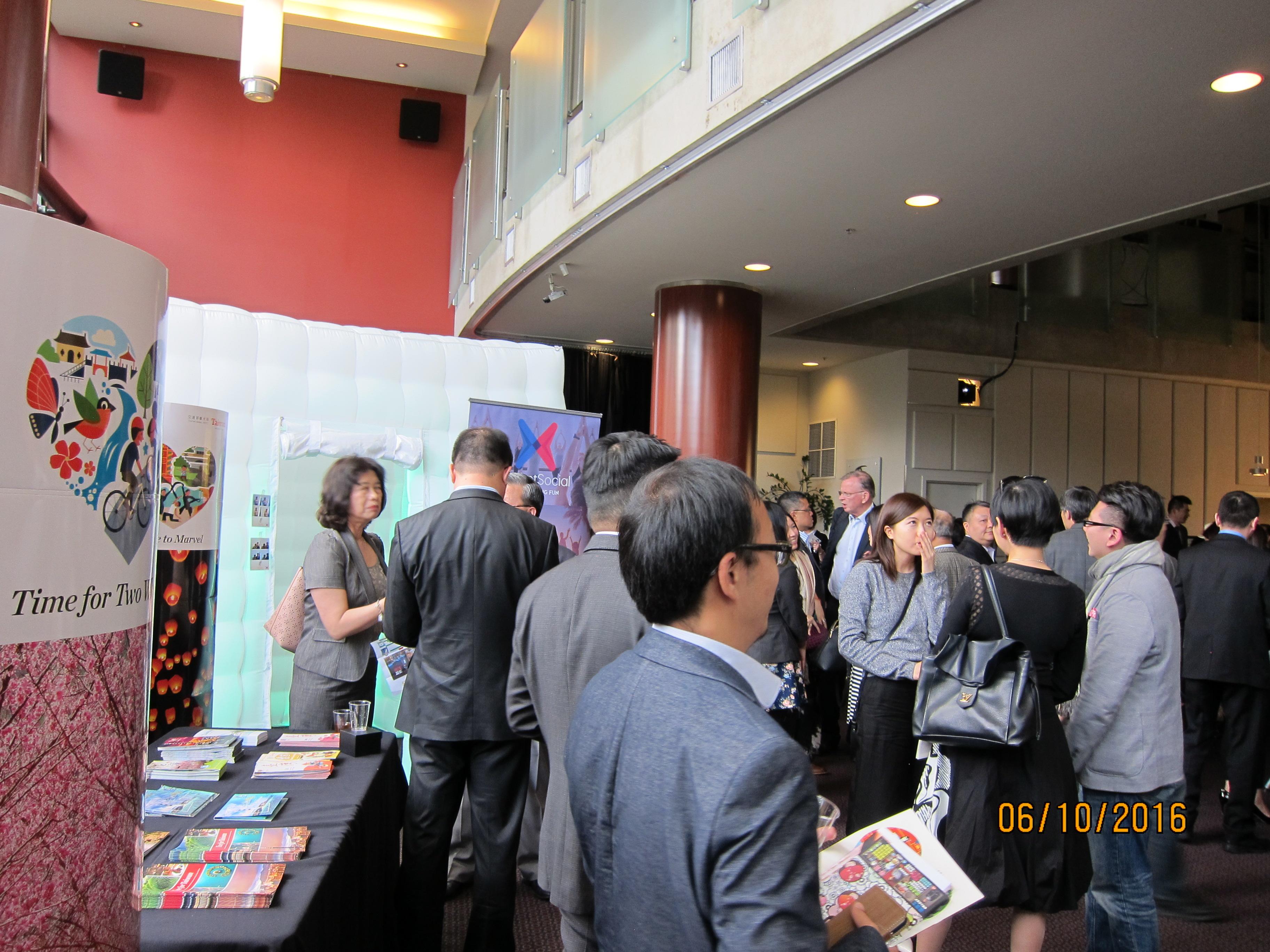 電影節現場設置國情文宣攤位及展示我觀光海報