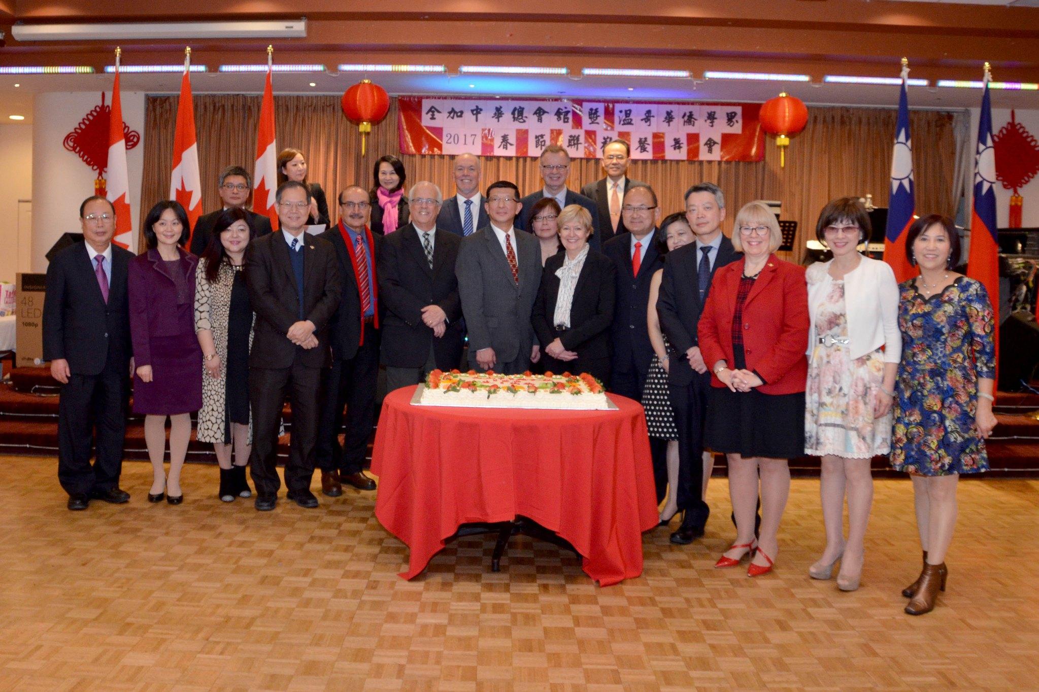 大溫哥華地區榮譽職人員、僑領、加國政要出席共襄盛舉。前排左一僑務委員柯江忠、左二楊修瑋主任、左三僑務委員吳麗珍、左七全加中華總會館理事長鄧華一、右四五李志強處長伉儷