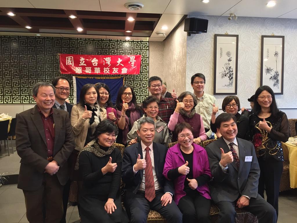 台灣大學溫哥華校友會新一屆理事合影留念。坐者左起:美國西北地區台灣大學校友會前會長吳美德、駐溫哥華辦事處處長李志強、台灣大學溫哥華校友會新任會長董金杏、台灣大學溫哥華校友會前任會長陳修明