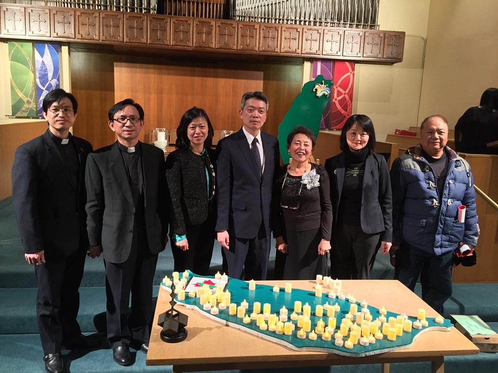 左起林景熙牧師、謝大立牧師、李志強處長夫人、李志強處長、大溫哥華台灣同鄉會會長張理瑲、僑務副參事楊修瑋、僑務顧問蔡春松