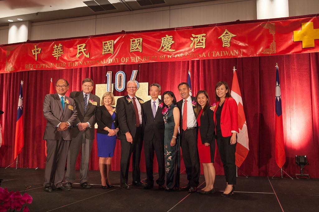 駐溫哥華辦事處處長李志強夫婦與卑詩省省議員合影