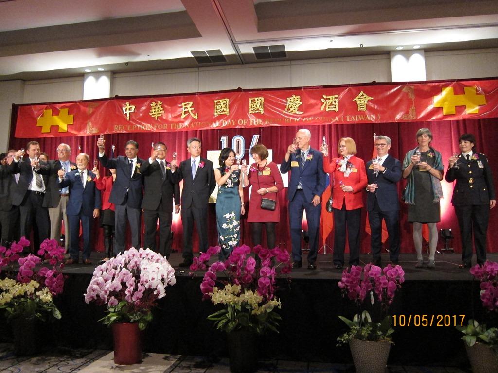 駐溫哥華辦事處處長李志強夫婦與大溫地區市長及官員合影