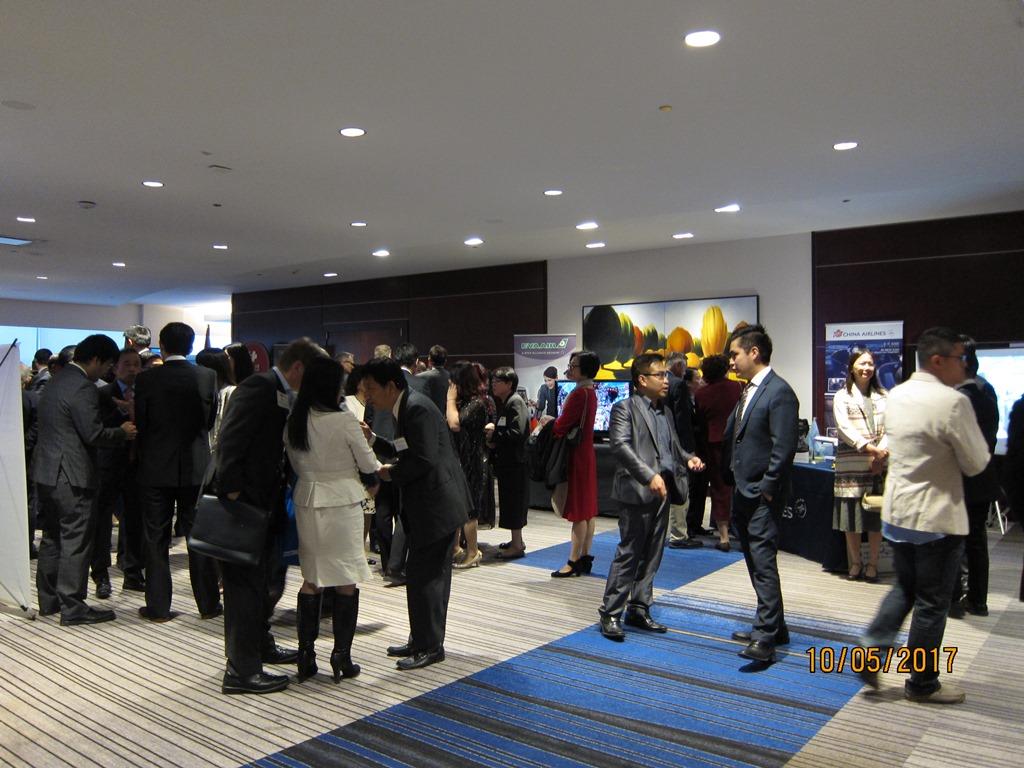 本處於接待廳撥放國慶短片及中華航空及長榮航空公司設攤宣傳赴台觀光