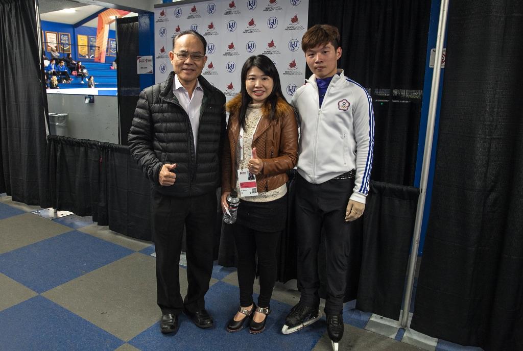 劉副處長漢清與選手葉哲宇、教練黃意涵合影