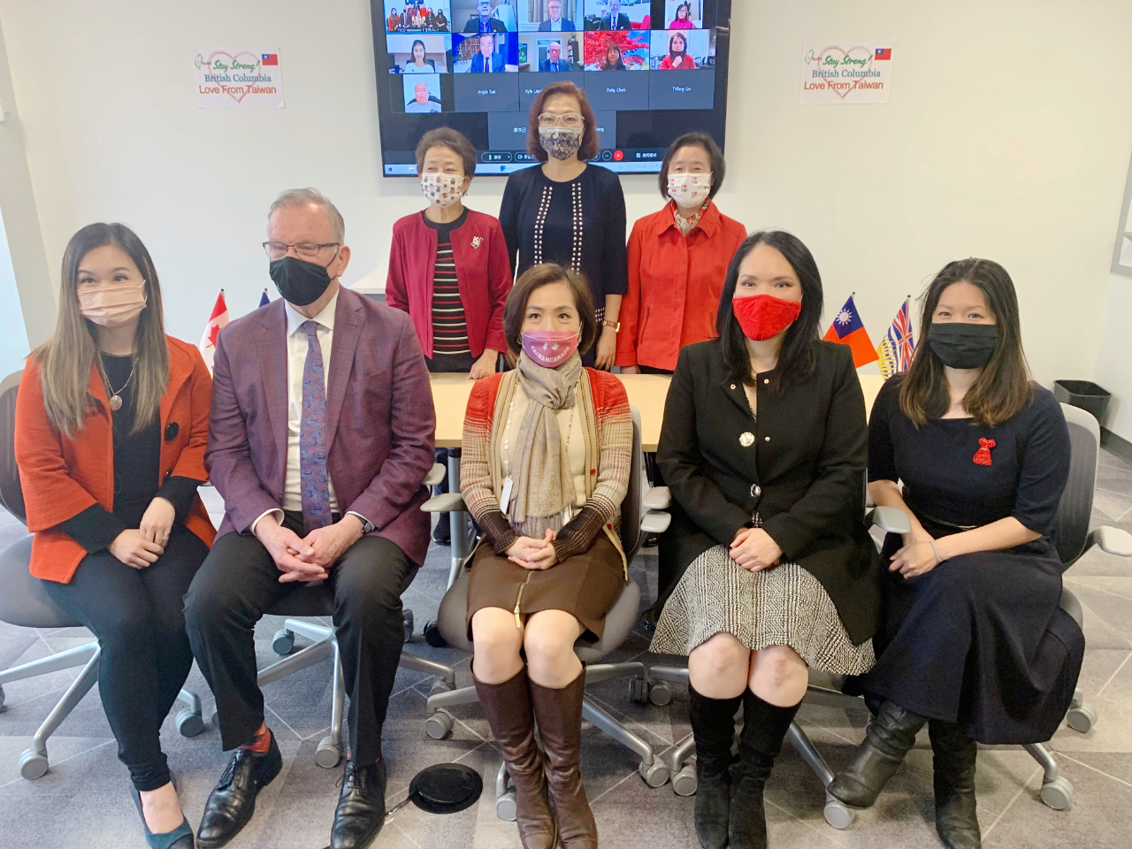 駐溫哥華辦事處劉立欣處長與應邀出席2021年12月21日捐贈儀式之加國政要及僑界代表合影