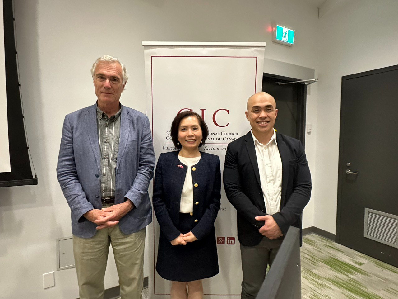 劉處長與CIC溫哥華分會會長Luthfi Dhofier(右)及UBC名譽教授Timothy Brook(左)合影