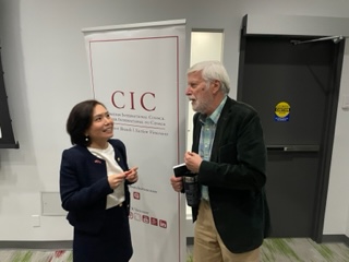 劉處長與SFU國際安全客座教授Paul Meyer交換意見