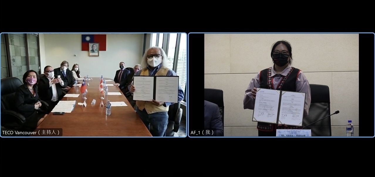 Secretary General of the Council of Indigenous Peoples of the ROC (Taiwan) and Secretary General of the Austronesian Forum, Akiku Haisum (right picture) and Chief Commissioner of the First Nations Tax Commission of Canada, Manny Jules (standing in left picture) sign a Memorandum of Understanding on March 8th, 2022.