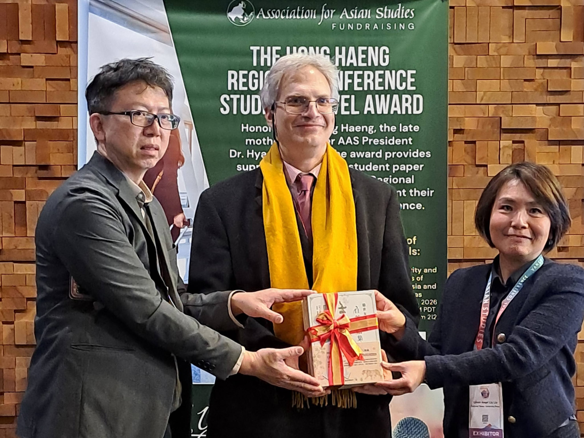 University of Alberta’s Professor Daniel Fried (centre) with TECO Vancouver Director General Angel Liu (right) and National Central Library's Dr. Wen-de Huang (left).