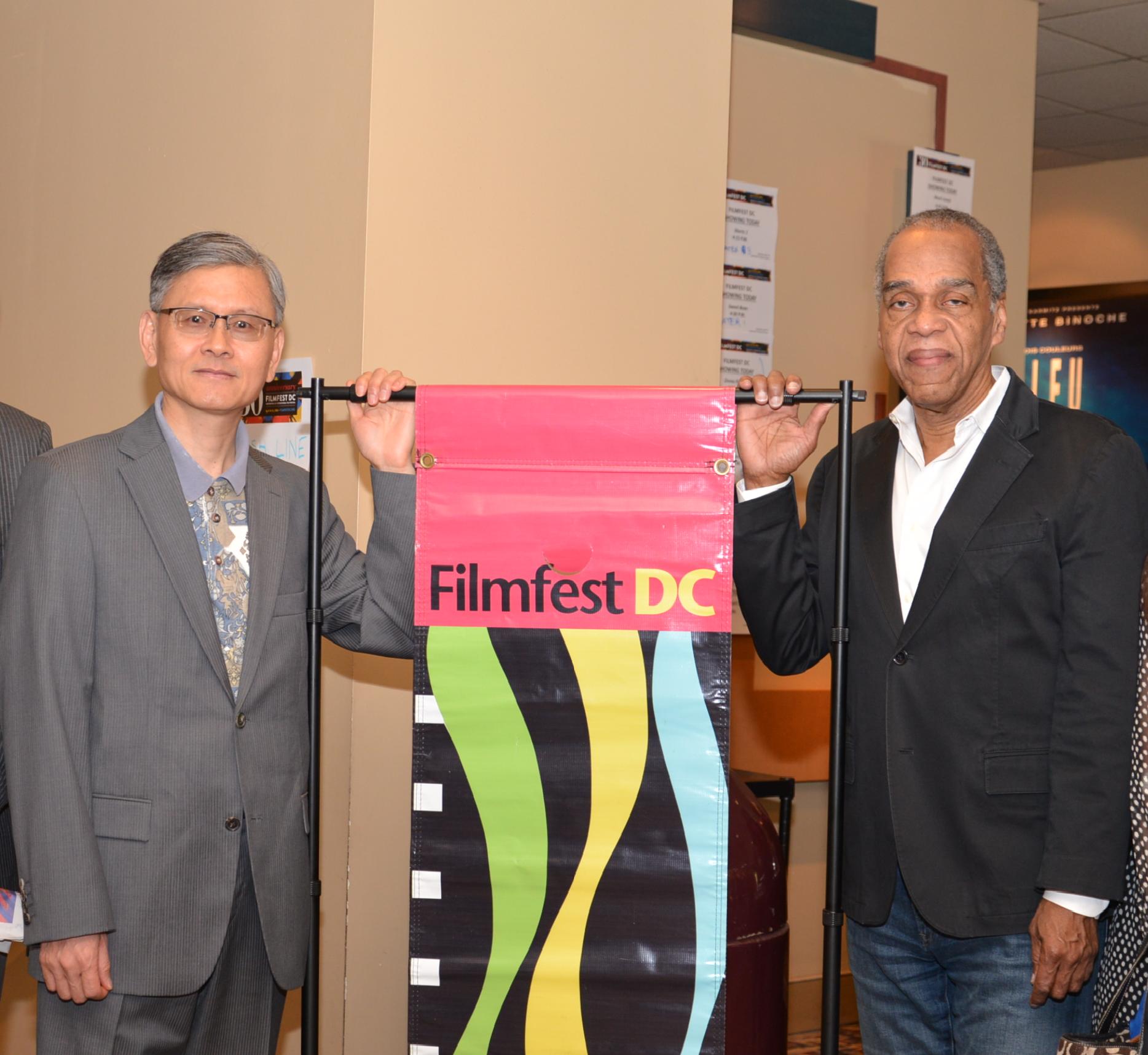 The Taipei Economic and Cultural Representative Office (TECRO) in the United States joined the 30th Filmfest DC in presenting Zinnia Flower, a film depicting the universal themes of mortality, death and grief that has won awards and acclaim from critics. Screenings were held on April 16 and April 23, 2016. On behalf of TECRO, Deputy Representative James Lee (left) attended the first screening on the 16th. He poses with Tony Gittens (right), Filmfest DC Founder and Director, prior to the screening. 