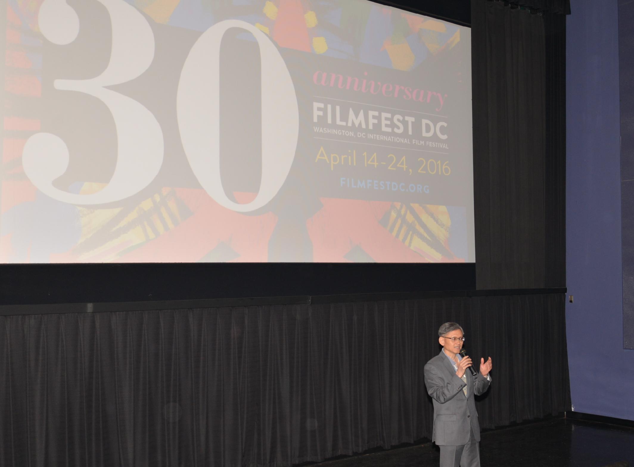 Deputy Representative James Lee gave opening remarks at the first screening of Zinnia Flower at Flimfest DC on April 16, 2016. In his remarks, Deputy Representative Lee noted that the film was inspired by the prevailing Buddhist practice in Taiwan of 100-day mourning for the deceased. He said he hopes the audience would get a glimpse of a unique aspect of Taiwan’s diverse and multifaceted culture through this film.
