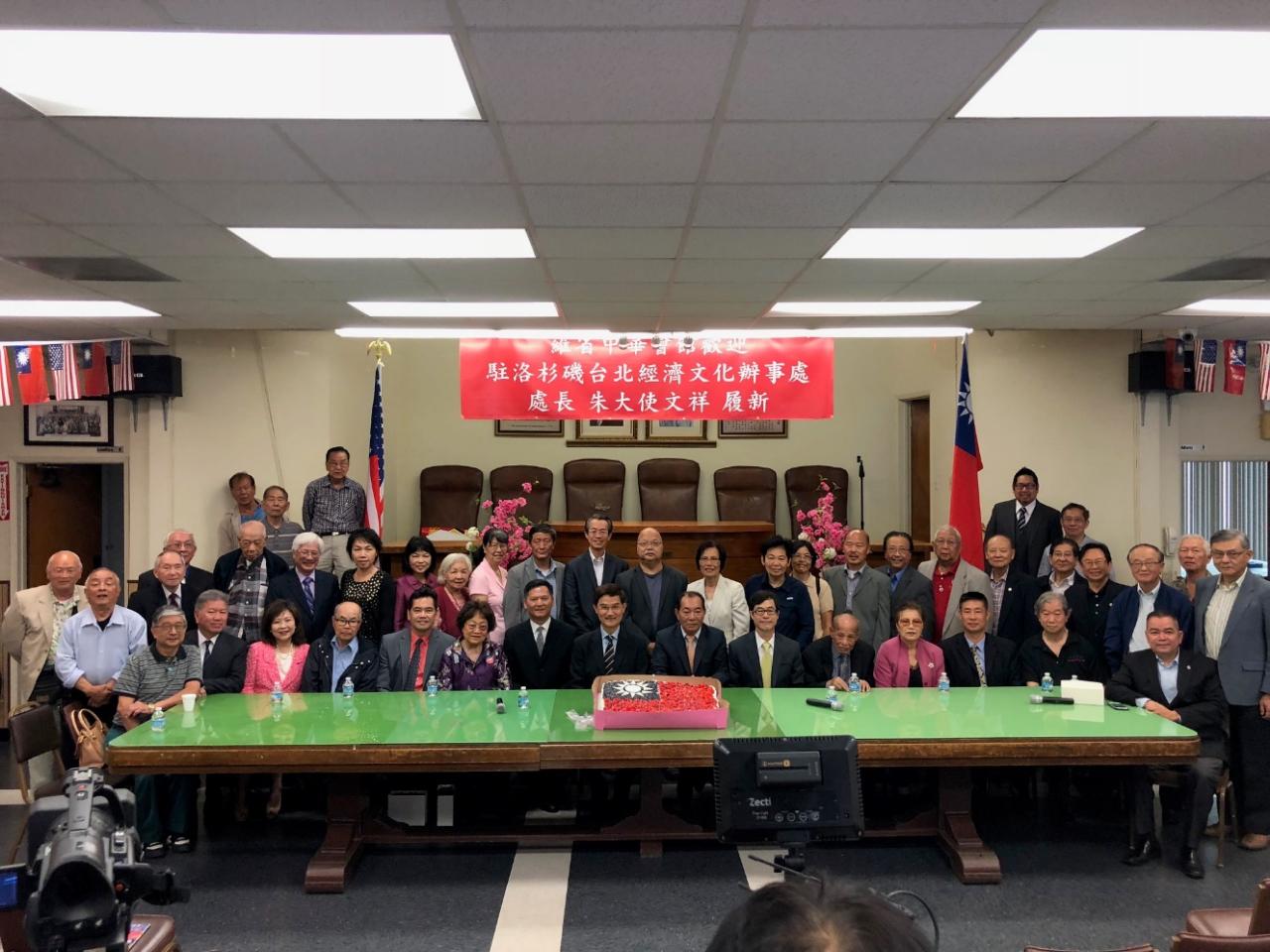 2018年6月5日朱文祥大使與羅省中華會館四大首長及所屬成員合影。