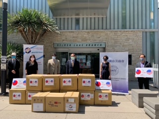 駐洛杉磯台北經濟文化辦事處黃敏境處長於本(2020)年8月25日代表政府於洛杉磯市立圖書館銀湖分館前捐贈9萬片口罩予洛杉磯市政府。黃處長並感謝大洛杉磯台美商會共襄盛舉捐出20萬片口罩。洛杉磯市主管國際事務副市長Nina Hachigian代表接受並感謝台灣及台美人之慷慨捐贈。