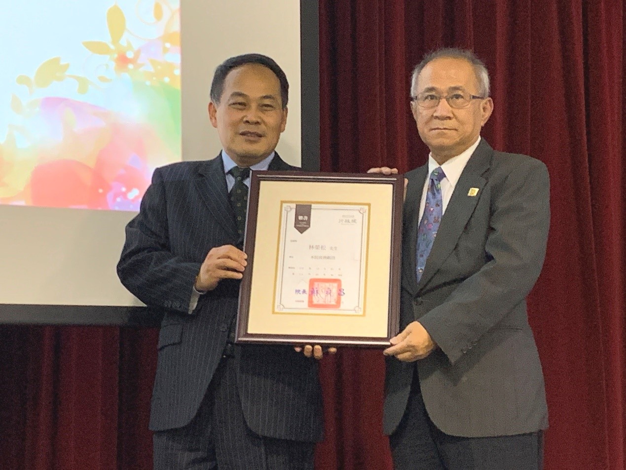 P3：林榮松(右)獲續聘行政院政務顧問，由黃敏境處長代表行政院蘇貞昌院長致頒聘書。