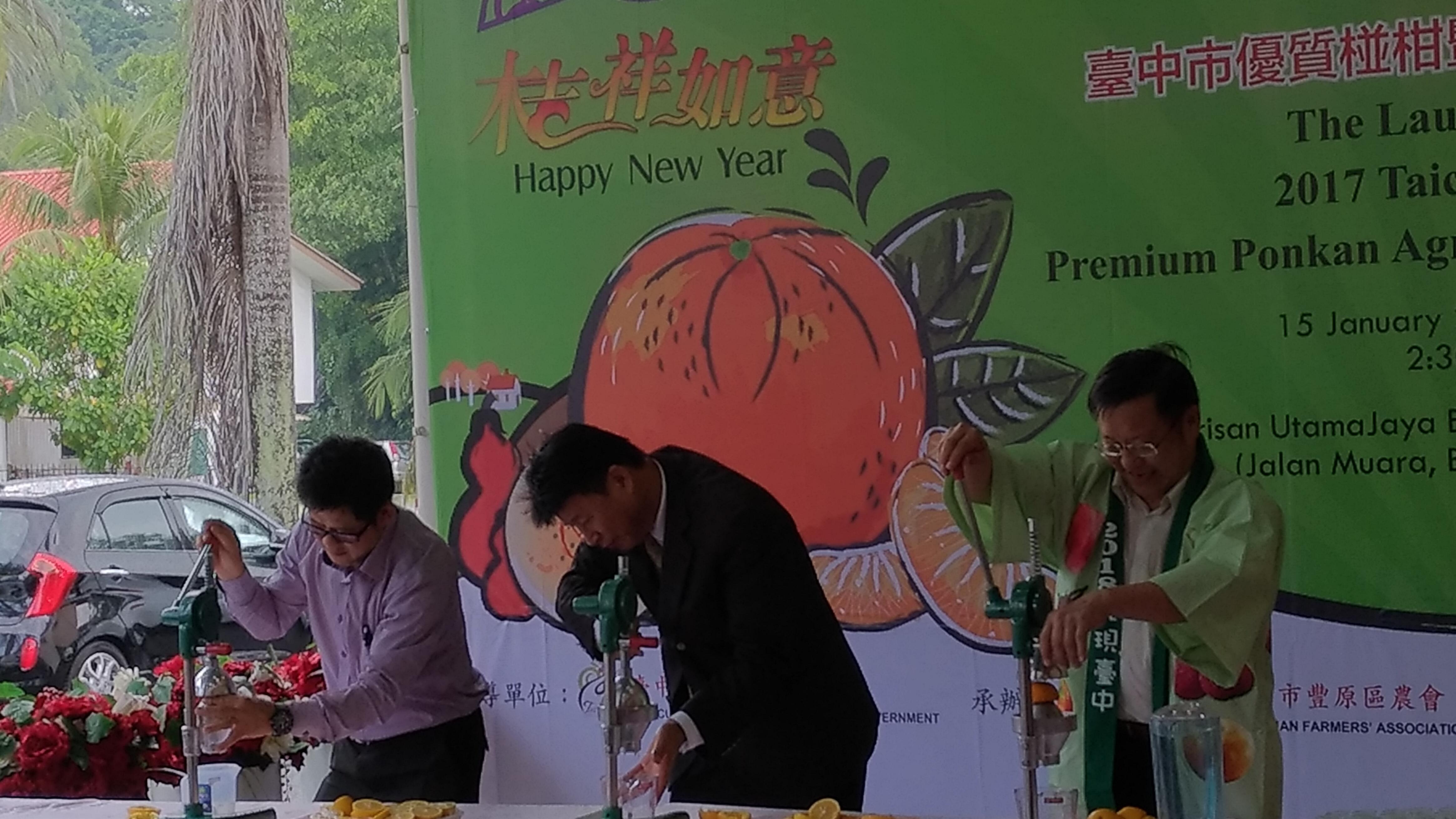 汶萊第一百貨林董事經理建成、駐汶萊代表處萬代表家興與臺中市政府農業局王局長俊雄擠榨柳丁原汁，邀請現場觀禮賓客試飲。