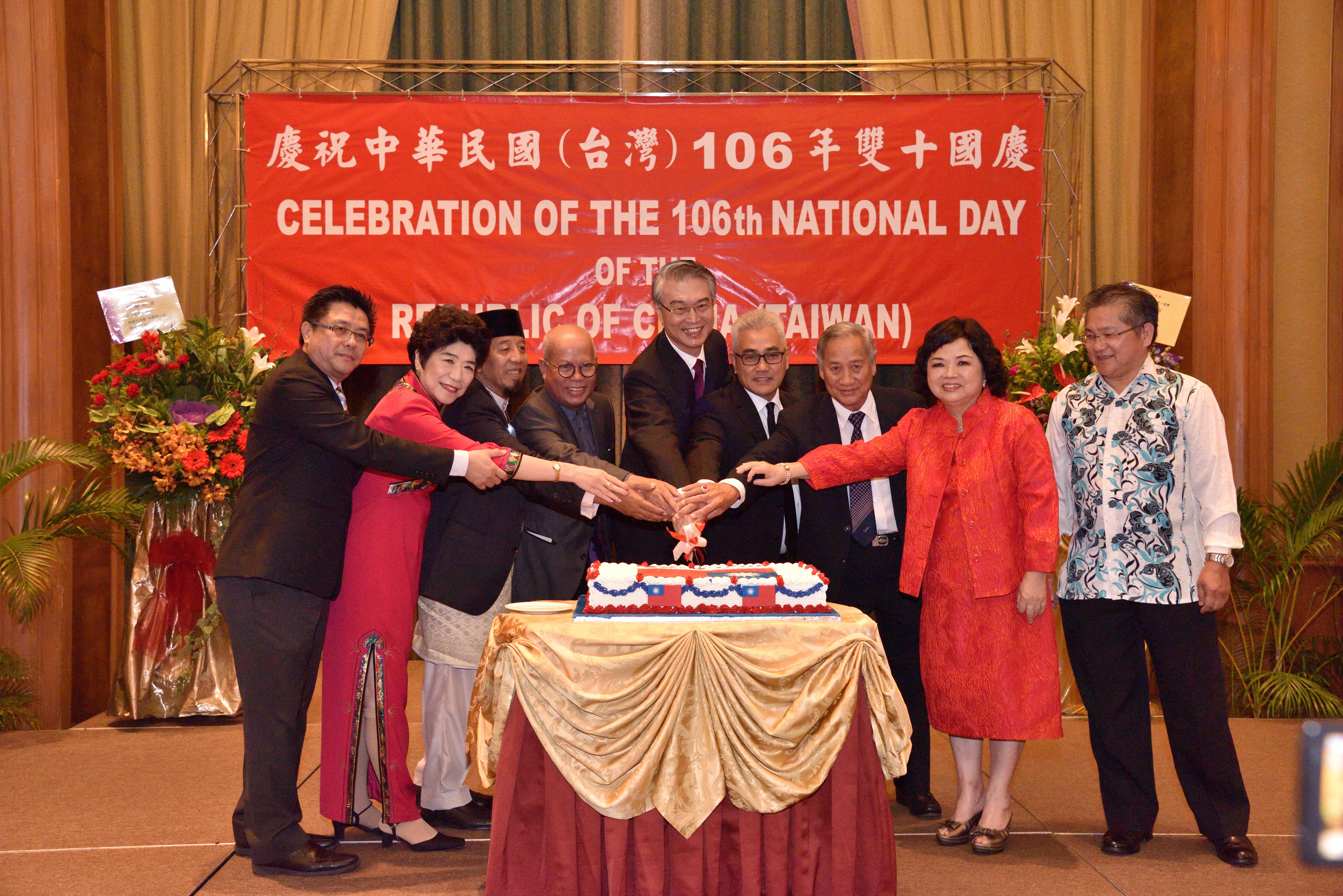 林維揚代表夫婦與貴賓共切國慶主題蛋糕