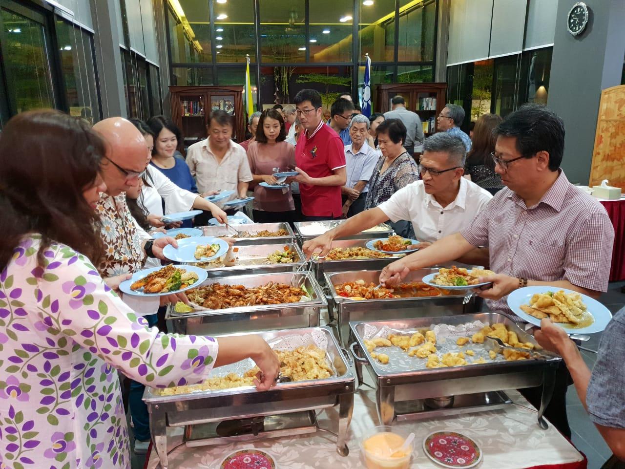 旅汶僑胞享用端午節聯歡會餐點