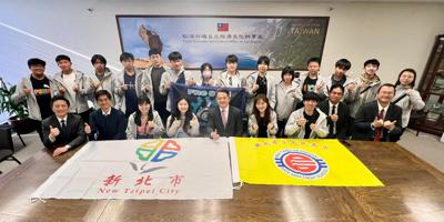 Director General Amino Chi was delighted to meet with the robotics team "9501-Sidereal Envoy" from New Taipei Municipal San Min High School on March 19, 2024 at TECO-LA. DG Chi extended his congratulations on winning their championship at the 2024 FIRST Robotics Competition, Arizona Valley Regional on March 16th!