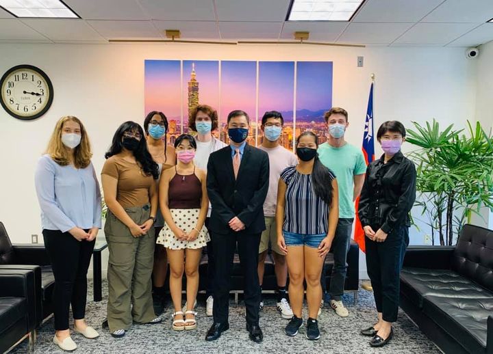 本處孫處長於9月7日特別為8位獲獎生舉辦簡單的座談會，親自向這些受獎生說明台灣的風土民情，並提供美味的台式麵包，使學生們出發前就感受台灣濃厚的人情味，以及台灣美食。台灣的華語學程豐富多元，政府也提供華語文獎學金等多項資源，歡迎有志學習華語的人士多加利用。