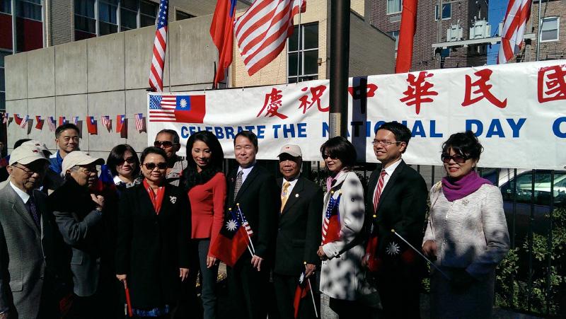 何處長出席大芝加哥地區僑學各界慶祝中華民國105年雙十國慶升旗典禮。