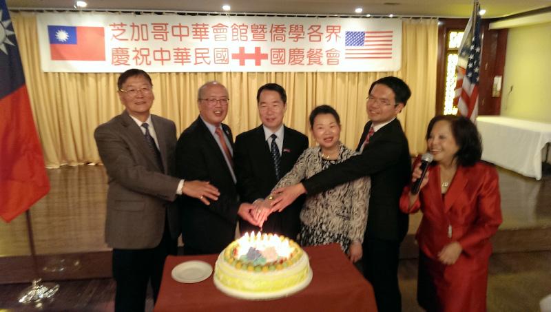 何處長與大會主席中華會館黃于紋主席等人切生日蛋糕祝賀中華民國國慶