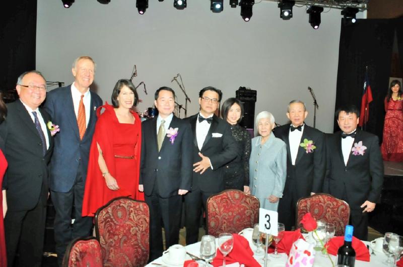 何處長震寰(左4)、伊州州長Bruce Rauner夫婦(左2、左3)與芝加哥臺美商會會長林俊光(左5)等人成員合影