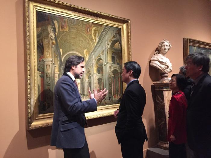 底特律美術館館長Salvador Salort-Pons(左一)親自導覽，向何處長震寰(左二)介紹該館典藏。