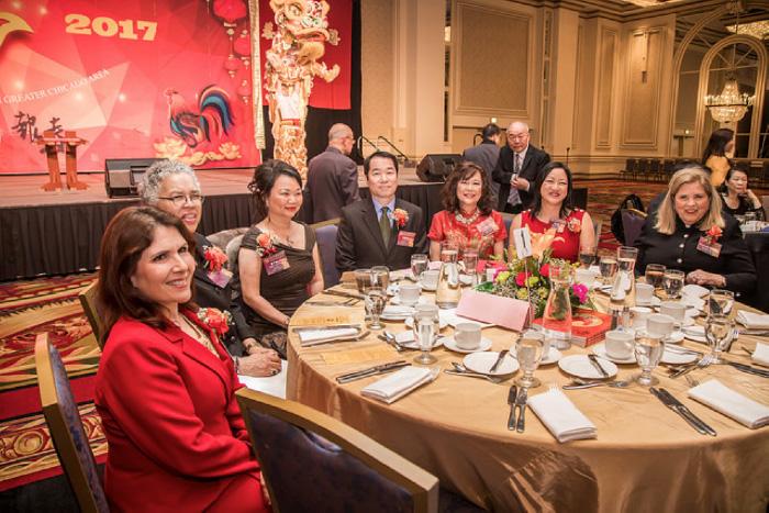 何處長震寰(中間)與伊州副州長Evelyn Sanguinetti(左1)等貴賓合影