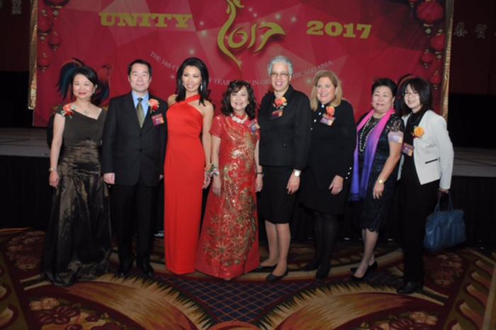 何處長震寰(左2)及陳副處長瓊玉(右1)與庫克郡郡長Toni Preckwinkle(右4) 、伊州州眾議員Patricia Bellock(右3)及大芝加哥僑學各界新年晚會籌備會團隊合影