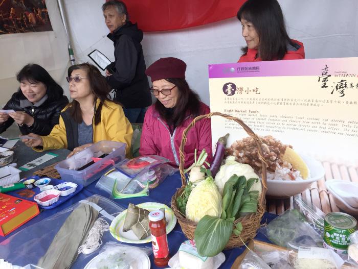 我國文化展示攤位介紹台灣的小吃、美食及飲食文化。
