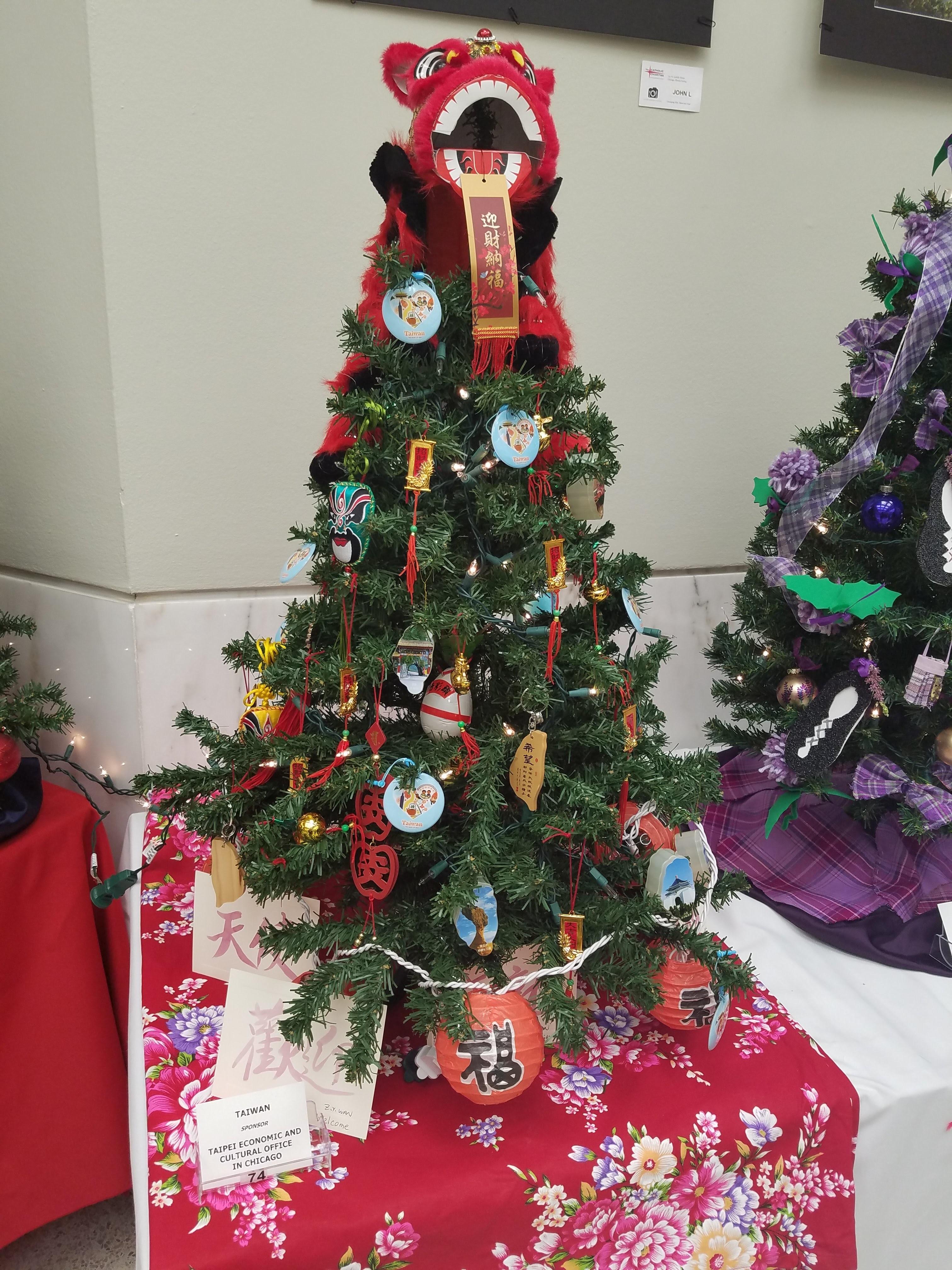 展現臺灣文化特色的駐芝加哥辦事處聖誕樹裝飾。