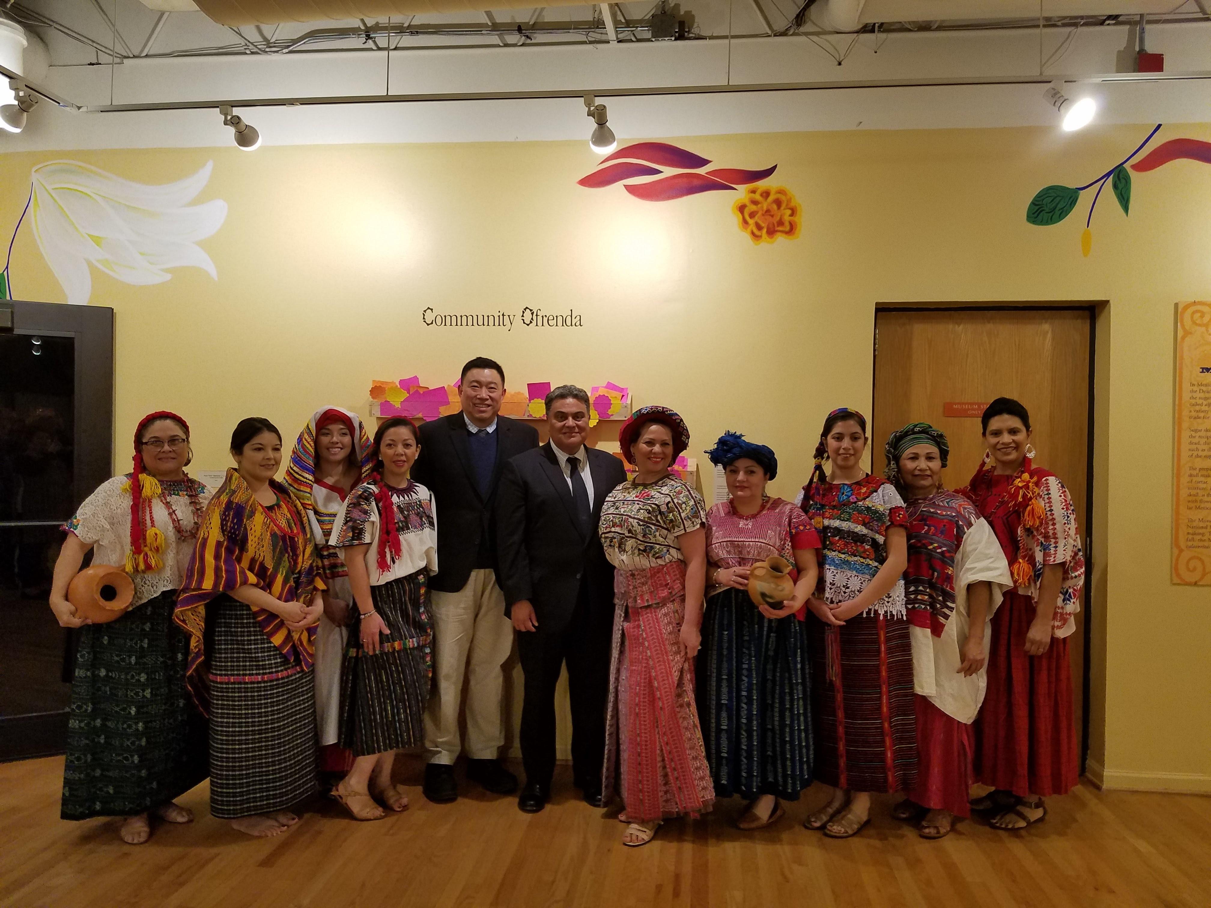 張組長志強與瓜國總領事Nelson Rafael Olivero及展示傳統服飾的佳麗們合影