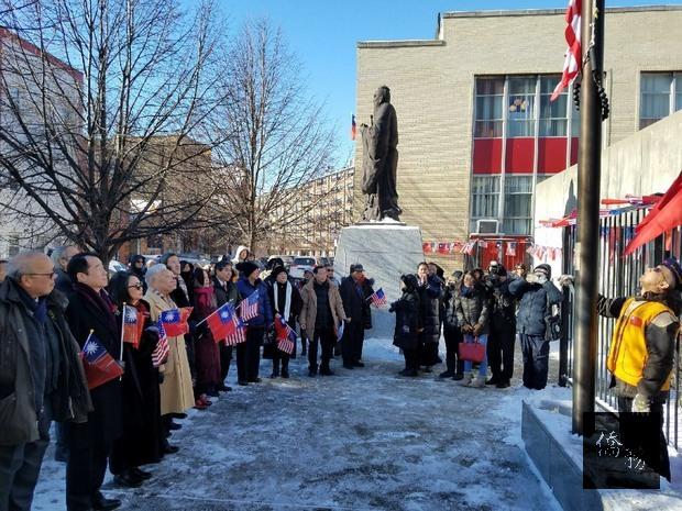 芝加哥僑界在攝氏零下20度低溫下參加慶祝中華民國開國107年升旗典禮。駐處處長何震寰（左2）、中華會館主席黃于紋（左3）、董事長陳達偉（左1）等僑學各界代表共百餘人參加。